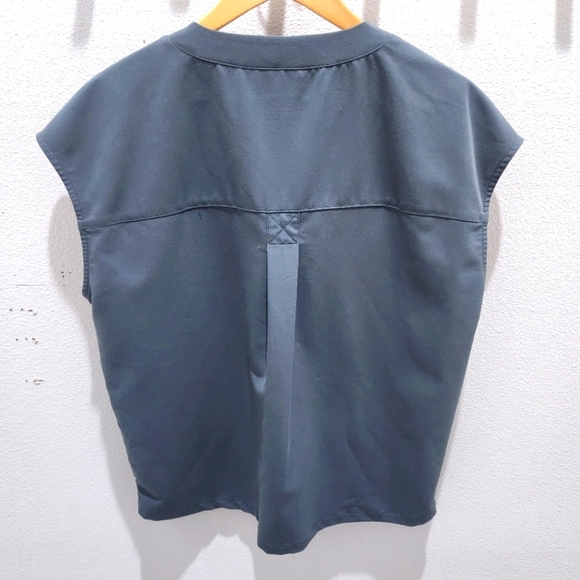 Jaanuu Scrubs Women’s 3-Pocket V-Neck Oversized Top‎ Military Green S - Picture 3 of 9